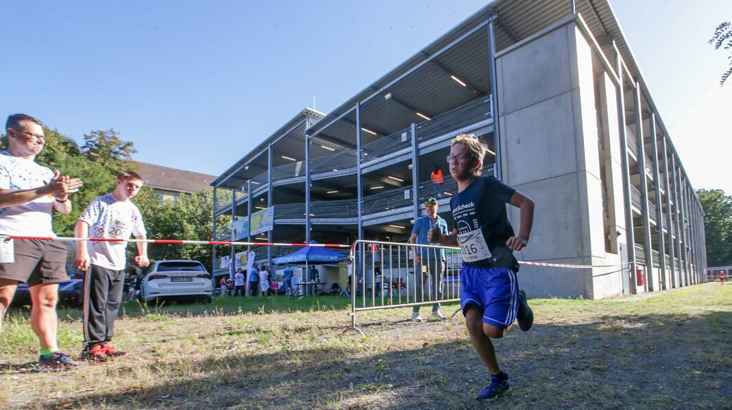 Im Parkhaus am Sana Klinikum in Borna l&auml;uft Pepe Max dem Sieg entgegen
