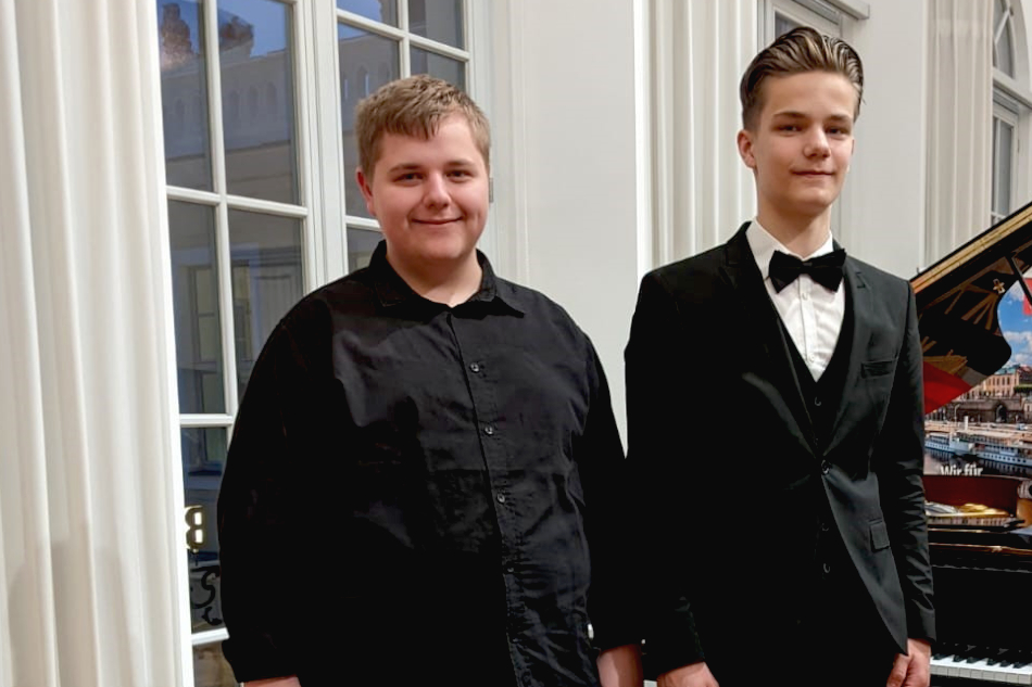 2025.11_.08_Klavierwettbewerb_Dresden_950x633_ Erfolgreich in Dresden: Johannes Rudolph (l.) und Karl Seyffarth von der Musikschule Altenburger Land. Foto: Familie Seyffarth