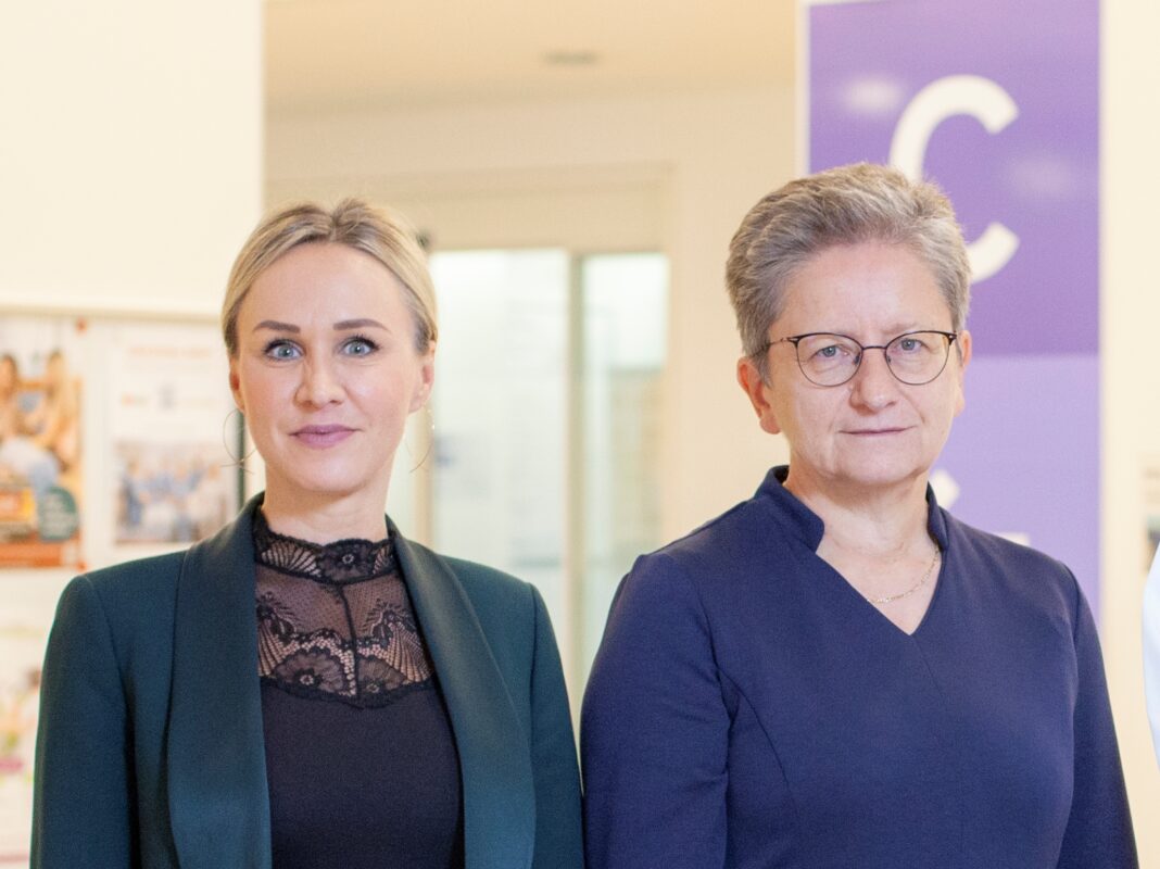 21-25_Wechsel Franziska Gottschlich (li.) löst Dr. Gundula Werner (re.) als einzelvertretungsberechtigte Geschäftsführerin der Medizinischen Versorgungszentren Altenburger Land GmbH ab. Foto: Carsten Schenker
