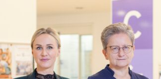 Franziska Gottschlich (li.) l&ouml;st Dr. Gundula Werner (re.) als einzelvertretungsberechtigte Gesch&auml;ftsf&uuml;hrerin der Medizinischen Versorgungszentren Altenburger Land GmbH ab. Foto: Carsten Schenker