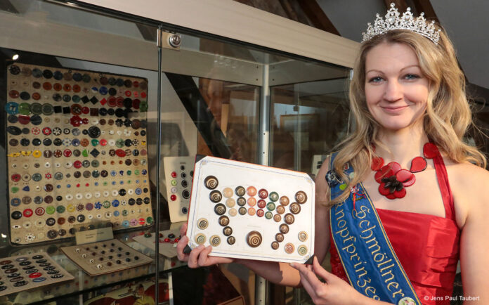 Constanze Hunger vertritt die Stadt Schmölln bereits seit 2014 als Knopfprinzessin Constanze I. Foto: Jens Paul Taubert Knopfprinzessin Constanze I.