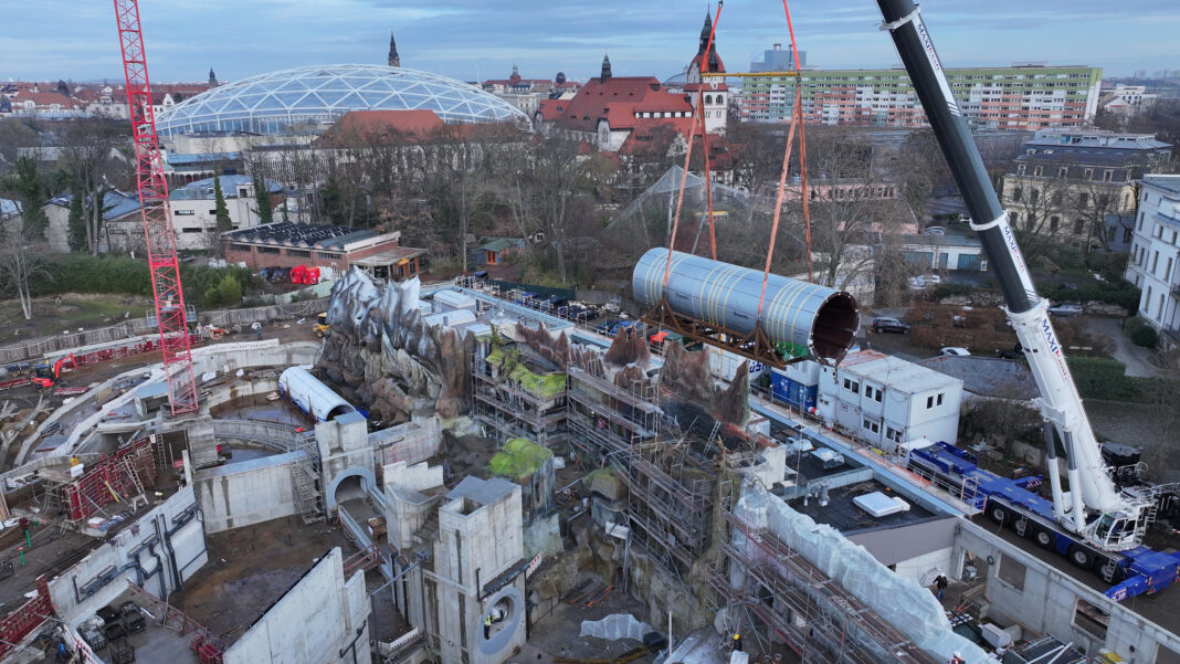 default Ein Tunnelstück für das zukünftige Feuerland wird geliefert. Foto: Zoo Leipzig