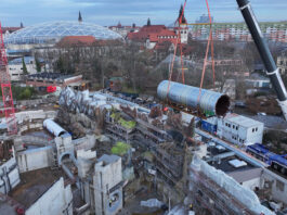 Ein Tunnelst&uuml;ck f&uuml;r das zuk&uuml;nftige Feuerland wird geliefert. Foto: Zoo Leipzig