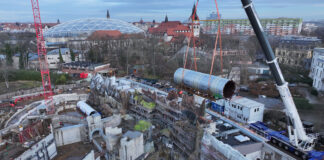 Ein Tunnelst&uuml;ck f&uuml;r das zuk&uuml;nftige Feuerland wird geliefert. Foto: Zoo Leipzig