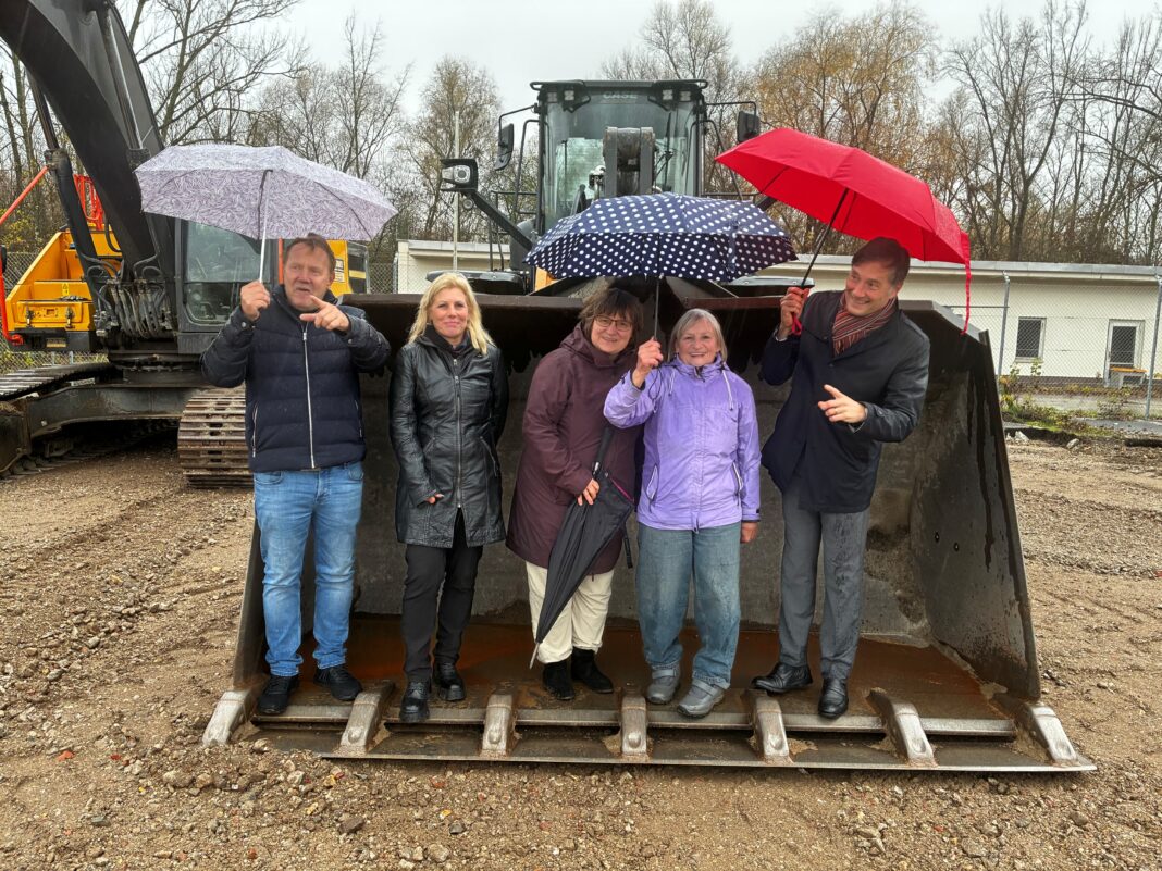 Alle_2 Der erste Abschnitt beim Abriss am Lindenauer Hafen ist geschafft. Bei strömendem Regen präsentierten Verantwortliche der Stadt Leipzig und der beteiligten Firmen eine frisch entsiegelte Fläche am Westufer. Von links: Klaus-Dieter Hilla, Heike Naumann, Helke Gröger-Arndt, Anke Krutzsch und Heiko Rosenthal. Foto: Jens Rometsch