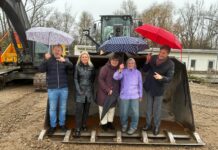 Der erste Abschnitt beim Abriss am Lindenauer Hafen ist geschafft. Bei strömendem Regen präsentierten Verantwortliche der Stadt Leipzig und der beteiligten Firmen eine frisch entsiegelte Fläche am Westufer. Von links: Klaus-Dieter Hilla, Heike Naumann, Helke Gröger-Arndt, Anke Krutzsch und Heiko Rosenthal. Foto: Jens Rometsch