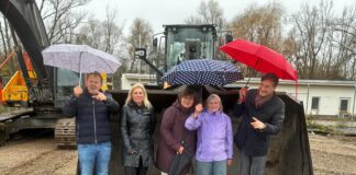 Der erste Abschnitt beim Abriss am Lindenauer Hafen ist geschafft. Bei str&ouml;mendem Regen pr&auml;sentierten Verantwortliche der Stadt Leipzig und der beteiligten Firmen eine frisch entsiegelte Fl&auml;che am Westufer. Von links: Klaus-Dieter Hilla, Heike Naumann, Helke Gr&ouml;ger-Arndt, Anke Krutzsch und Heiko Rosenthal. Foto: Jens Rometsch