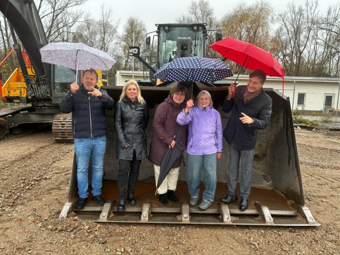 Alle_2 Der erste Abschnitt beim Abriss am Lindenauer Hafen ist geschafft. Bei strömendem Regen präsentierten Verantwortliche der Stadt Leipzig und der beteiligten Firmen eine frisch entsiegelte Fläche am Westufer. Von links: Klaus-Dieter Hilla, Heike Naumann, Helke Gröger-Arndt, Anke Krutzsch und Heiko Rosenthal. Foto: Jens Rometsch