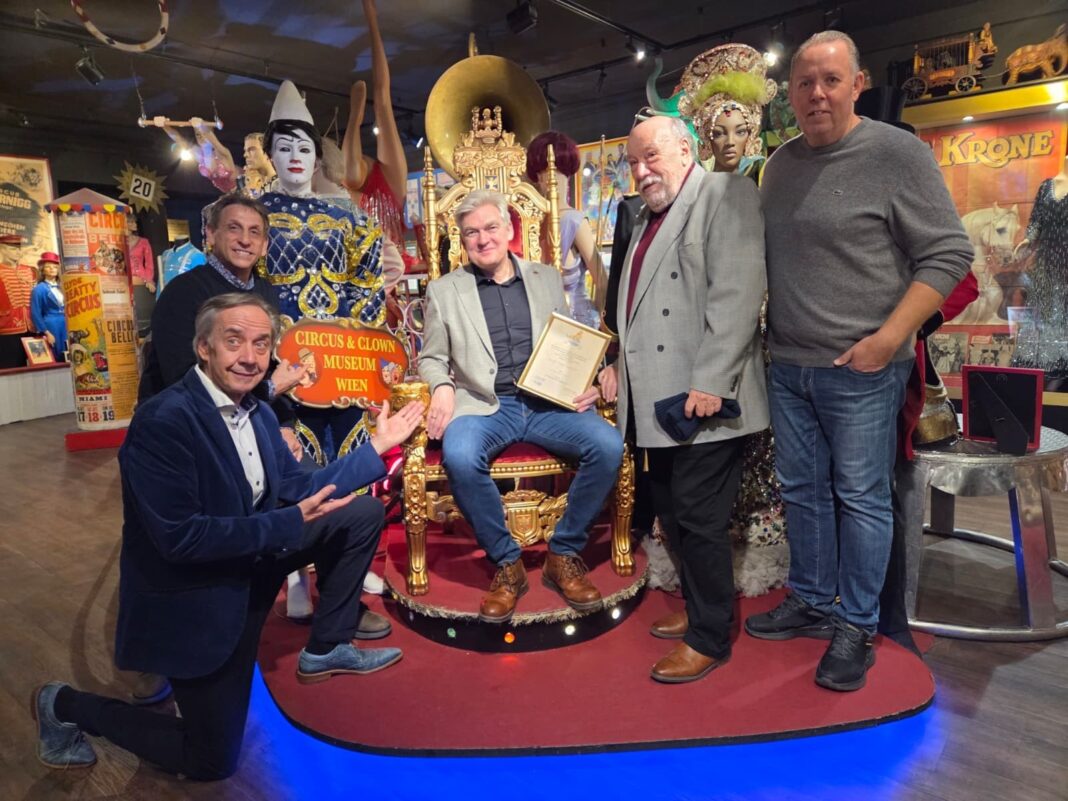 Auszeichnung Eine Ehrung für anhaltende Unterstützung der Clownerie: Darüber darf sich Hartwig Arndt (sitzend) freuen. Foto: privat