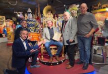 Hormann besucht seine Sammlung im Clownmuseum in Wien Eine Ehrung für anhaltende Unterstützung der Clownerie: Darüber darf sich Hartwig Arndt (sitzend) freuen. Foto: privat