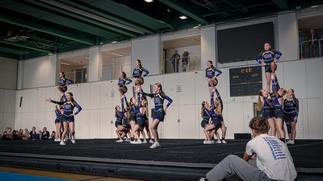 CCL Eine Menge los in der Prager Spitze: Die Teams vom Cheerleading Club Leipzig stellen sich beim Showoff vor - mit dabei ist an diesem Tag natürlich auch der erfolgreiche Nachwuchs. Foto: CCL