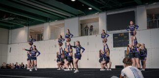 Leipziger Cheerleader fahren zur Weltmeisterschaft nach Orlando Eine Menge los in der Prager Spitze: Die Teams vom Cheerleading Club Leipzig stellen sich beim Showoff vor - mit dabei ist an diesem Tag natürlich auch der erfolgreiche Nachwuchs. Foto: CCL