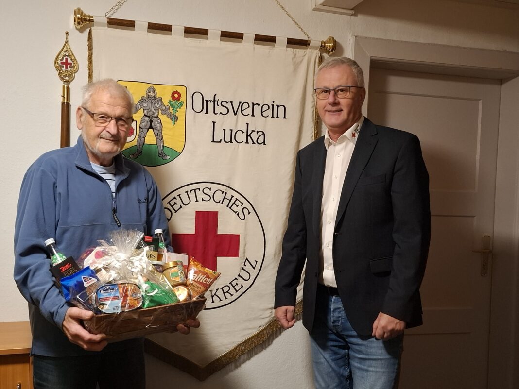 Dieter Patzig und Michael Fleck, Vorsitzender des DRK in Lucka. Foto: DRK