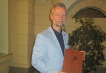 Alexander Busch bekam die Goldene Ehrennadel des Landkreises überreicht. Foto: Reinhard Weber