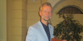 Alexander Busch bekam die Goldene Ehrennadel des Landkreises &uuml;berreicht. Foto: Reinhard Weber