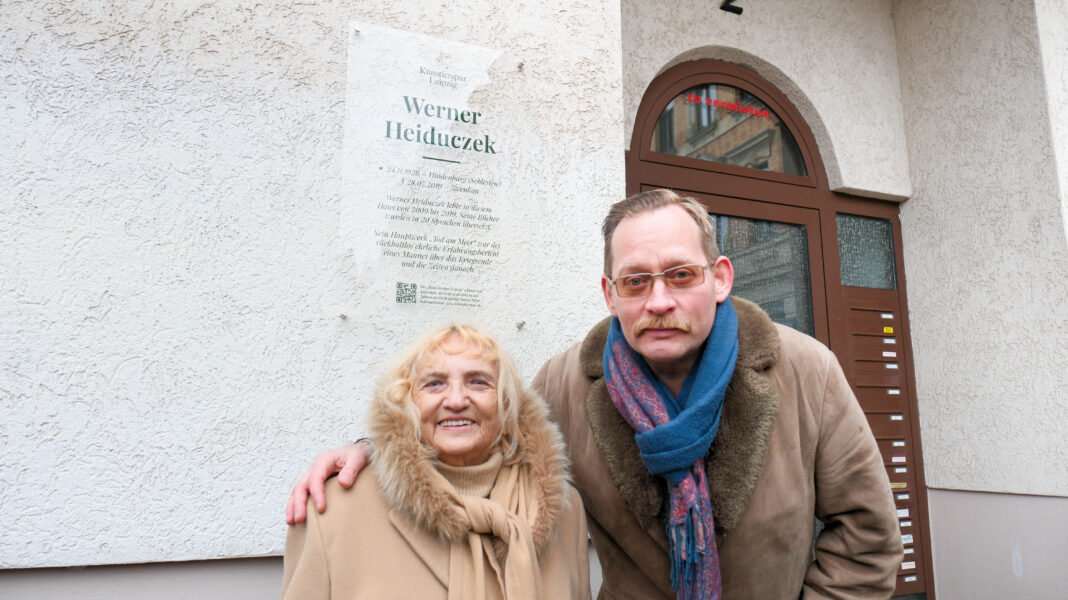 Eine Ehrung für Werner Heiduczek Traudel Thalheim und Schriftsteller Clemens Meyer vor der Ehrentafel für den Leipziger Schriftsteller Werner Heiduczek. Foto: Henryc Fels