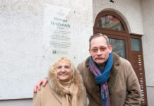 Traudel Thalheim und Schriftsteller Clemens Meyer vor der Ehrentafel für den Leipziger Schriftsteller Werner Heiduczek. Foto: Henryc Fels