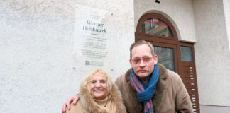 Traudel Thalheim und Schriftsteller Clemens Meyer vor der Ehrentafel f&uuml;r den Leipziger Schriftsteller Werner Heiduczek. Foto: Henryc Fels