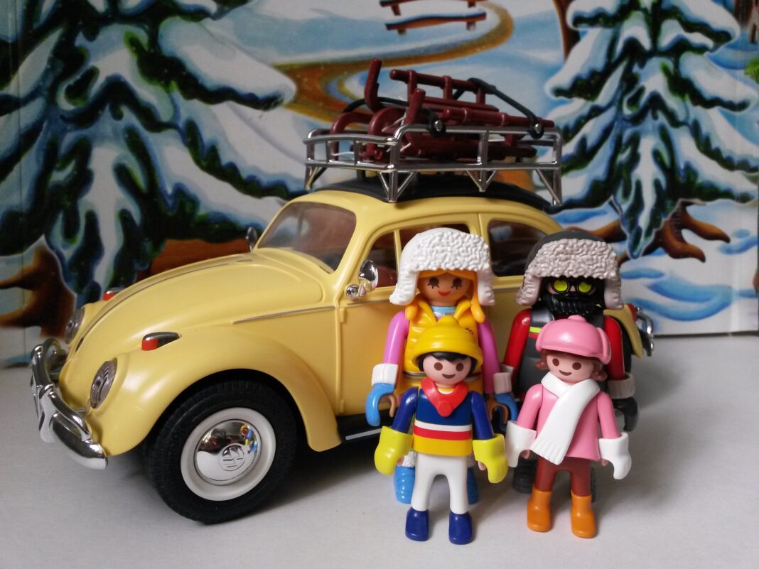 Familie_vor_einem_K__fer Eine Playmobil-Ausstellung ist derzeit im Rathaus in Döbeln zu sehen. Foto: PM