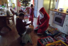 Immer am 23. Dezember überraschen Knut Jänicke und seine Motorradfreunde die Kinder des Kinderheim Biesen mit gespendeten Geschenken. Foto: privat