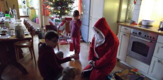 Immer am 23. Dezember &uuml;berraschen Knut J&auml;nicke und seine Motorradfreunde die Kinder des Kinderheim Biesen mit gespendeten Geschenken. Foto: privat