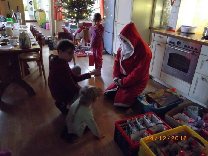 Immer am 23. Dezember &uuml;berraschen Knut J&auml;nicke und seine Motorradfreunde die Kinder des Kinderheim Biesen mit gespendeten Geschenken. Foto: privat