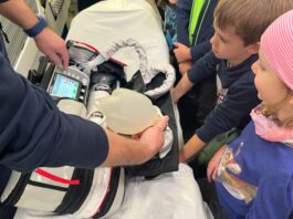 Sie waren zu Gast in der Rettungswache Borna: Die M&auml;dchen und Jungen der "Bornaer L&ouml;schzwiebelchen". Foto: FFw Borna