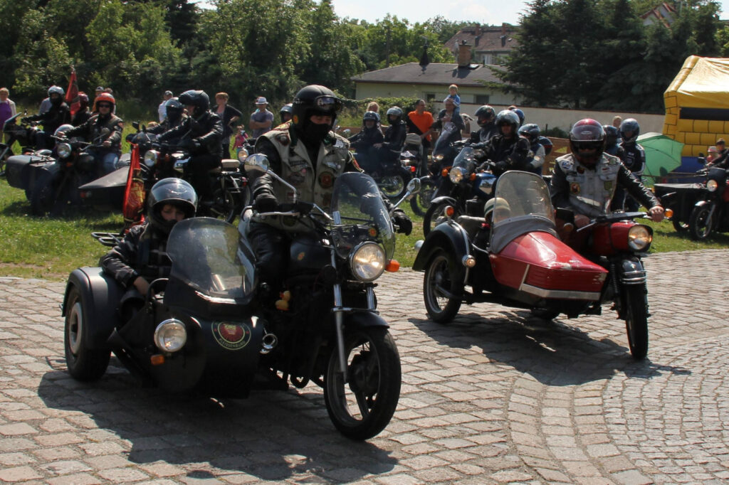 Seit 25 Jahren erleben die Kinder des Kinderheimt in Biesen bei einer Ausfahrt mit dem Motorrad eine tolle Zeit. Foto: privat