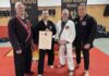 Hapkido-Trainer Marcus Frenkel zeigt seine Urkunde
