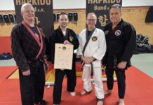 4. Dan für Hapkido-Trainer Marcus Frenkel vom SV Zschepplin Hapkido-Trainer Marcus Frenkel zeigt seine Urkunde