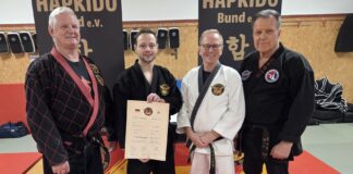 Hapkido-Trainer Marcus Frenkel zeigt seine Urkunde