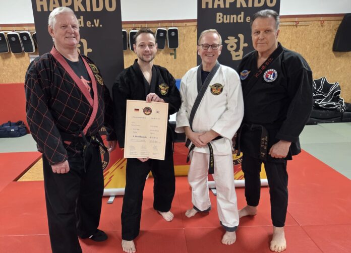 Unter den Augen hochgraduierter Großmeister der koreanischen Kampfkunst Hapkido absolvierte Marcus Frenkel (2.v.l.) am Nikolaustag erfolgreich eine herausfordernde Prüfung. Der Hapkido-Trainer vom SV Zschepplin ist nun Träger des 4. Dan. Für den frisch gebackenen Meister ein Meilenstein, aber auch Verpflichtung. Foto: privat Hapkido-Trainer Marcus Frenkel zeigt seine Urkunde