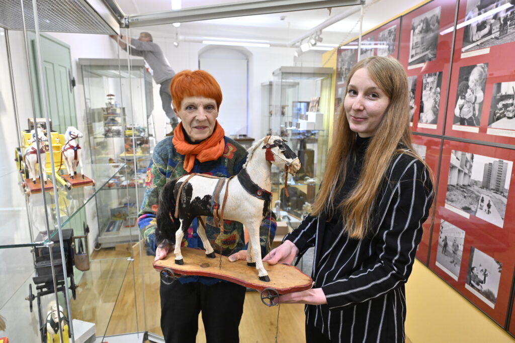 Die langjährige Museumsleiterin Marita Pesenecker (li.) hat die Amtsgeschäfte an ihre Nachfolgerin Luise Hahmann übergeben. Foto: Thomas Kube