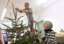 Die frühere Museumsmitarbeiterin Dorothea Rüdiger( re.),und der heutige Mitarbeiter Jens Müller beim Schmücken des Weihnachtsbaumes in der neuen Sonderausstellung. Foto: Thomas Kube