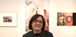 Sie stellt aktuell einen Ausschnitt ihrer Arbeit im Neuen Augusteum in Leipzig vor: Die Fotografin Marion Wenzel. Foto: Andr&eacute; Kempner