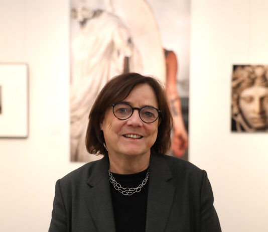 Sie stellt aktuell einen Ausschnitt ihrer Arbeit im Neuen Augusteum in Leipzig vor: Die Fotografin Marion Wenzel. Foto: Andr&eacute; Kempner