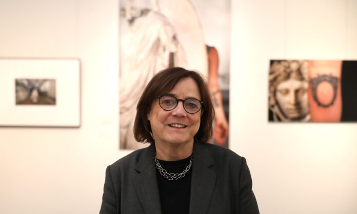 Portrt von Fotografin Marion Wenzel in ihrer Ausstellung im Augusteum in Leipzig Sie stellt aktuell einen Ausschnitt ihrer Arbeit im Neuen Augusteum in Leipzig vor: Die Fotografin Marion Wenzel. Foto: André Kempner