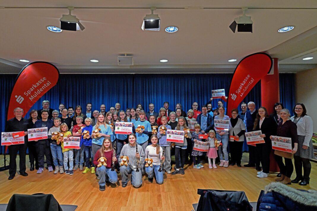 Sparkasse vergibt über 35.000 Euro aus PS-Lotterie-Sparen an Vereine, schule und Einrichtungen. Foto: Thomas Kube Sieben Sportvereine, drei Schulen sowie sieben gemeinnützige Vereine und Einrichtungen konnten sich über Geldspenden aus dem PS-Lotterie-Sparen der Sparkasse Muldental freuen. Foto: Thomas Kube