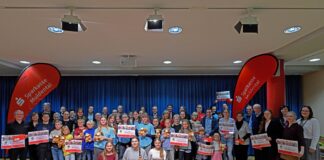 Sieben Sportvereine, drei Schulen sowie sieben gemeinn&uuml;tzige Vereine und Einrichtungen konnten sich &uuml;ber Geldspenden aus dem PS-Lotterie-Sparen der Sparkasse Muldental freuen. Foto: Thomas Kube