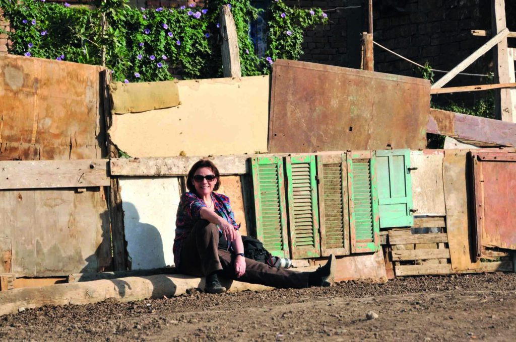 Auch dies geh&ouml;rte zum Berufsleben dazu: Als Fotografin dokumen-tierte Marion Wenzel die arch&auml;ologischen Grabungen im &auml;gypti- schen Matariya. Foto: D. Raue