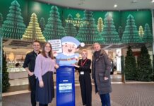 Immer reinspaziert: Das Weihnachtspostamt im Galeria Kaufhaus lockt wieder zu einem Besuch - sehr zur Freude von Klaus Burkhardt von der Galeria, Friederike Berzau von LVZ Post), Galeria-Geschäftsführerin Barbara Blank und Marktamtsleiter Dr. Walter Ebert (v.l.). Foto: LVZ Post