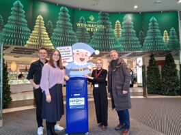 Immer reinspaziert: Das Weihnachtspostamt im Galeria Kaufhaus lockt wieder zu einem Besuch - sehr zur Freude von Klaus Burkhardt von der Galeria, Friederike Berzau von LVZ Post), Galeria-Gesch&auml;ftsf&uuml;hrerin Barbara Blank und Marktamtsleiter Dr. Walter Ebert (v.l.). Foto: LVZ Post