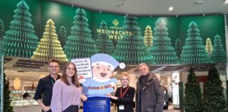 Immer reinspaziert: Das Weihnachtspostamt im Galeria Kaufhaus lockt wieder zu einem Besuch - sehr zur Freude von Klaus Burkhardt von der Galeria, Friederike Berzau von LVZ Post), Galeria-Gesch&auml;ftsf&uuml;hrerin Barbara Blank und Marktamtsleiter Dr. Walter Ebert (v.l.). Foto: LVZ Post