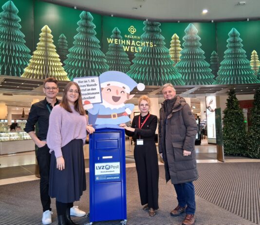 Immer reinspaziert: Das Weihnachtspostamt im Galeria Kaufhaus lockt wieder zu einem Besuch - sehr zur Freude von Klaus Burkhardt von der Galeria, Friederike Berzau von LVZ Post), Galeria-Gesch&auml;ftsf&uuml;hrerin Barbara Blank und Marktamtsleiter Dr. Walter Ebert (v.l.). Foto: LVZ Post