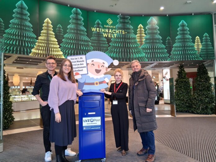 Pressefoto_Weihnachtspostamt Immer reinspaziert: Das Weihnachtspostamt im Galeria Kaufhaus lockt wieder zu einem Besuch - sehr zur Freude von Klaus Burkhardt von der Galeria, Friederike Berzau von LVZ Post), Galeria-Geschäftsführerin Barbara Blank und Marktamtsleiter Dr. Walter Ebert (v.l.). Foto: LVZ Post