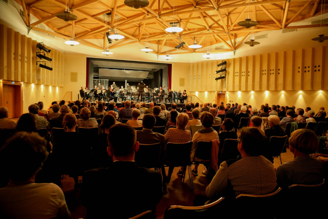 SBPBadD__ben__Stefanie_Schennerlein Am 21. Dezember verzaubert die Sächsische Bläserphilharmonie ihr Publikum im Kursaal des Heide Spa Bad Düben mit einem festlichen Weihnachtskonzert. Foto: Stefanie Schennerlein