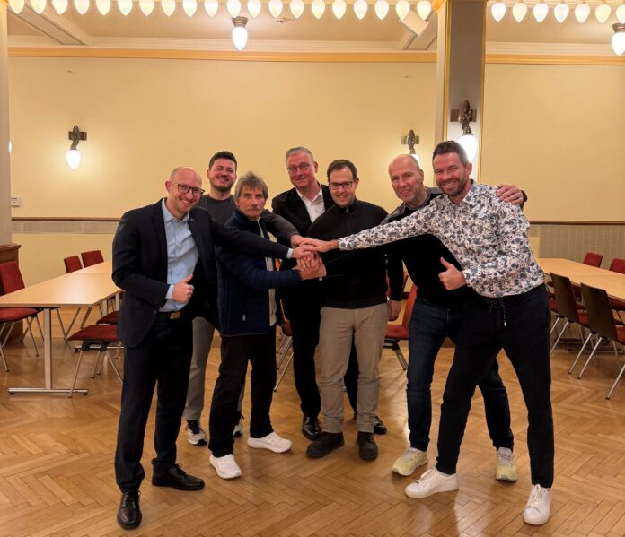Marcel Buchta, Oberb&uuml;rgermeister von Wurzen, Ren&eacute; Schober, Gesch&auml;ftsf&uuml;hrer des Kreissportbundes Landkreis Leipzig, Uwe Rosenberg von der Laufgemeinschaft Grimma, Stefan M&uuml;ller, B&uuml;rgermeister von Trebsen, Tino Kie&szlig;ig, Oberb&uuml;rgermeister von Grimma) sowie Ronny Winkler und Sven K&ouml;rbs von der Sportagentur maximalPuls (v.l.n.r.) bei der Vorstellung der Neuausrichtung der Lauf-Events. Foto: Sebastian Bachran