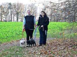 Selina und Silly (v.li.) z&auml;hlen zu den vielen Helfern im Tierheim, die nat&uuml;rlich auch immer zum "Gassi-Gehen" zur Verf&uuml;gung stehen . Foto: Thomas Kube