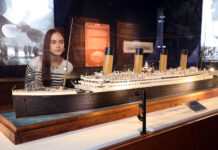 „Titanic: Eine immersive Reise“ – spannende Einblicke, überraschende Erkenntnisse Frau schaut sich Modell der Titanic an