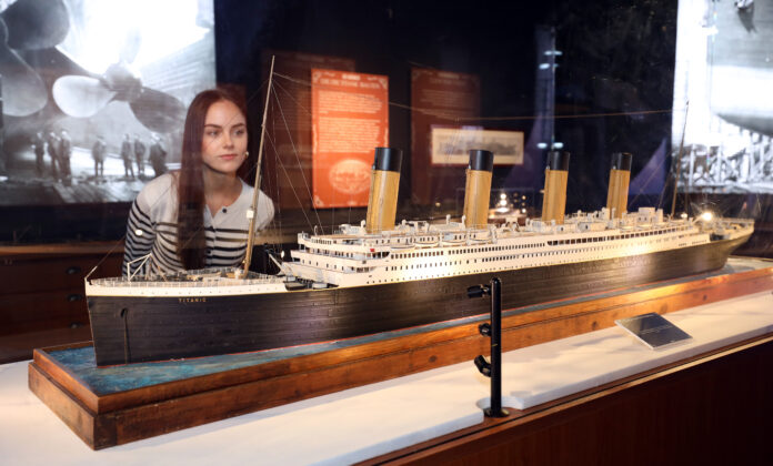 Der (kurzen) Geschichte der „Titanic“ kann man in diesen Tagen auf der agra folgen. Foto: André Kempner Frau schaut sich Modell der Titanic an